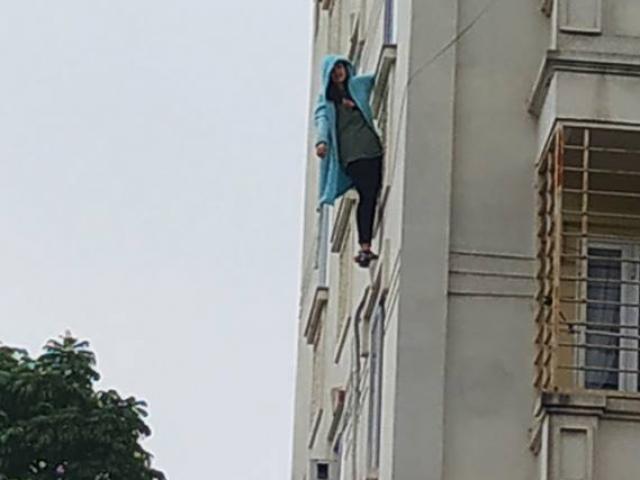 Tin tức trong ngày - Hà Nội: Cô gái trẻ đánh đu trên lan can tầng 3, liên mồm hô “gọi cảnh sát giúp”