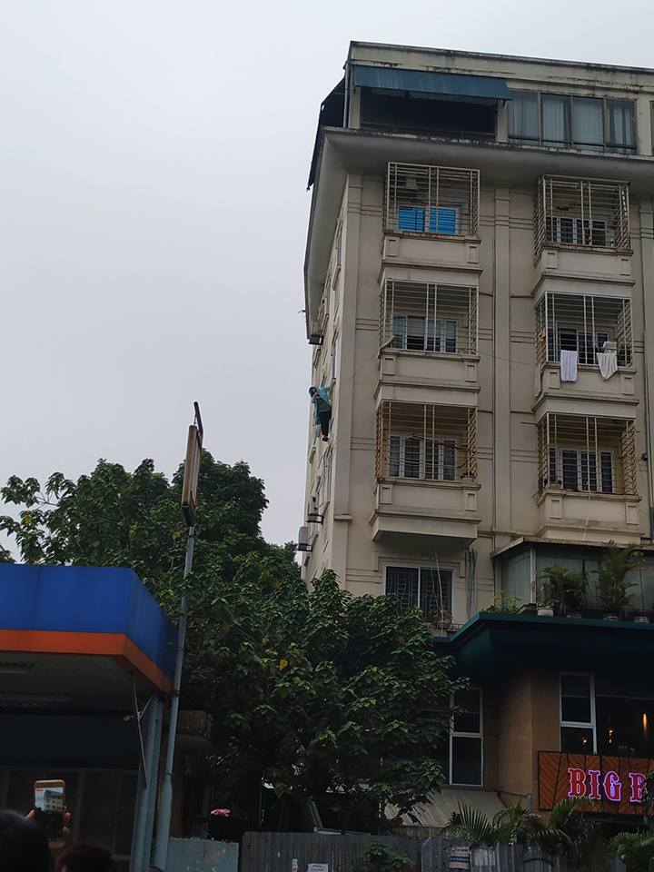 Hà Nội: Cô gái trẻ đánh đu trên lan can tầng 3, liên mồm hô “gọi cảnh sát giúp” - 1