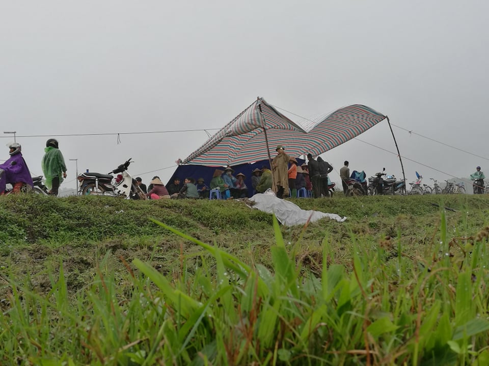 Nóng 24h qua: Con cá tra dầu khổng lồ xuất hiện ở Lào Cai, cả chục người mới khênh được - 2