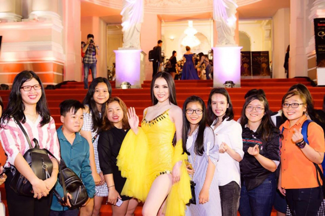 Sau khi Thư Dung lên tiếng, cư dân mạng tiếp tục chỉ trích cô vì sự phản cảm trên thảm đỏ một giải thưởng lớn.