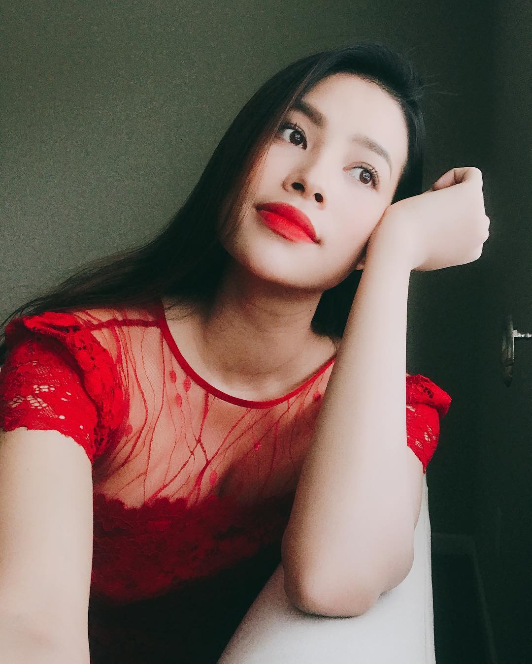 Hoa hậu Phạm Hương khoe ảnh cận mặt, dân mạng phát hiện điểm lạ - 2