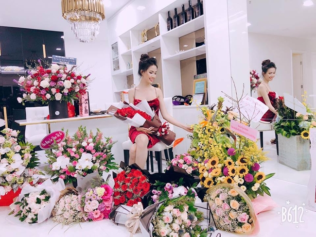 Vào mỗi dịp quan trọng, căn hộ của Phan Thị Mơ lại ngập tràn hương hoa. Đây là các món quà do người hâm mộ và bạn bè gửi tặng cô.