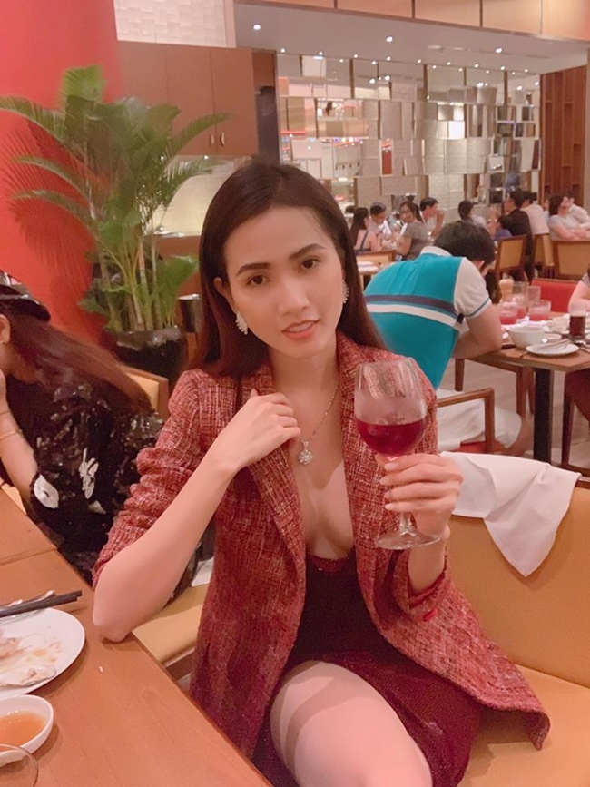 Phan Thị Mơ khoe vòng 1 "hờ hững" khi đi ăn tại một nhà hàng nổi tiếng.
