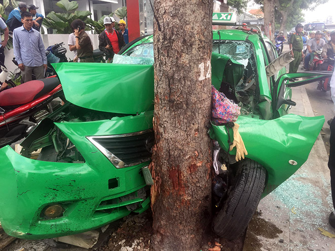 Phát hoảng với hình ảnh taxi vỡ nát đầu khi “đóng” vào gốc cây ở Sài Gòn - 1
