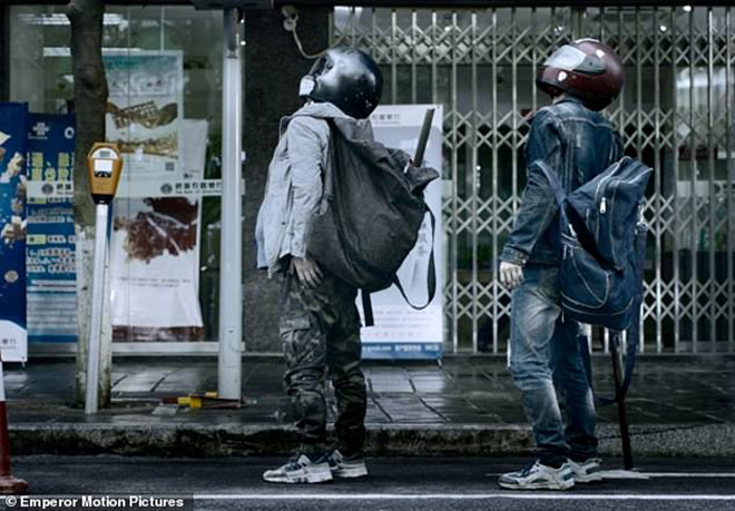 CHOÁNG: Kẻ trộm tông vỡ cửa kính lấy 8 điện thoại… thử nghiệm - 3