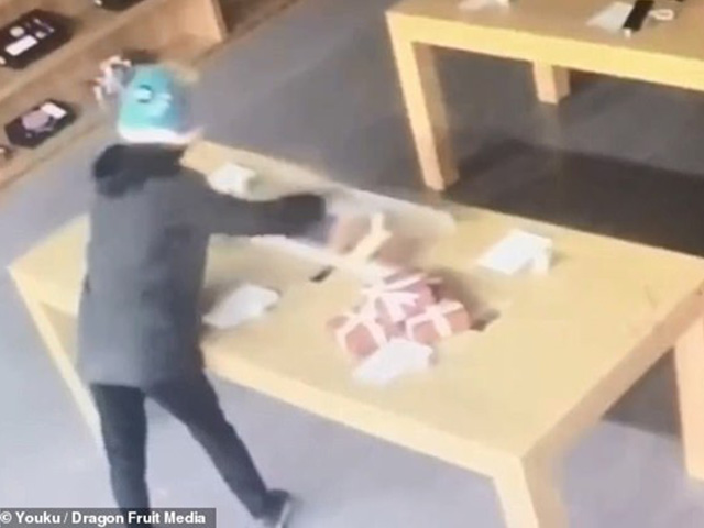 Thời trang Hi-tech - CHOÁNG: Kẻ trộm tông vỡ cửa kính lấy 8 điện thoại… thử nghiệm