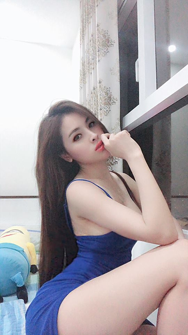 Người đẹp quê Hà Giang khoe dáng bên khung cửa sổ căn hộ.
