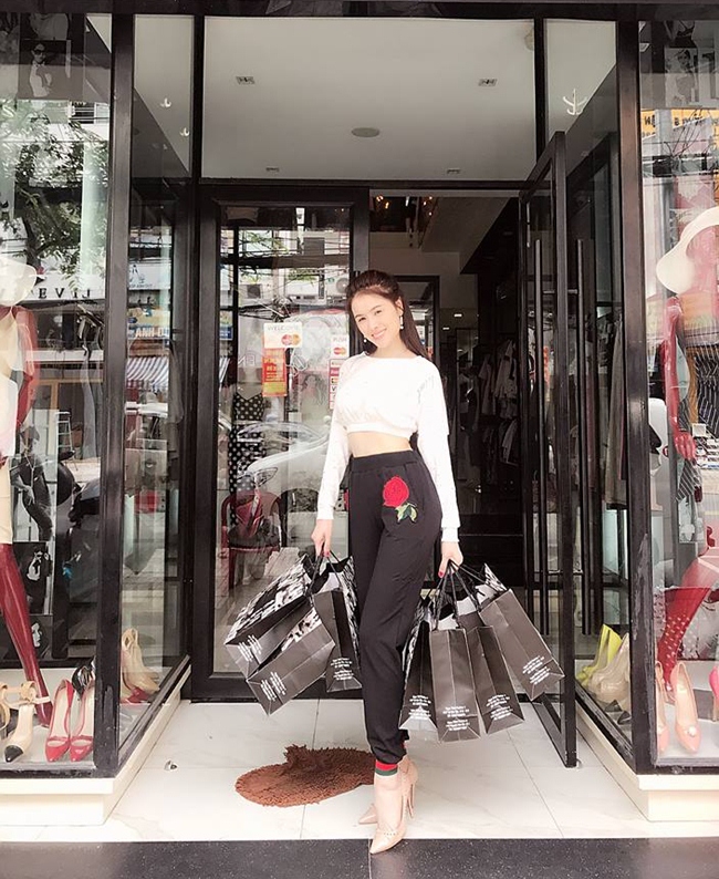 Chân dài 9X hào hứng bước ra khỏi một cửa hàng thời trang nổi tiếng của một người mẫu nổi tiếng ở TP. HCM sau khi thỏa sức mua sắm.