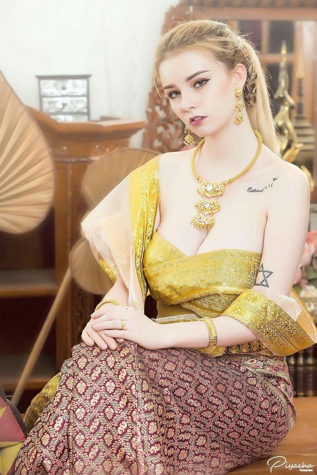 Jessie Vard nổi lên nhờ những bức hình "tiên nữ tắm suối", nhan sắc xinh như mộng và làn da trắng như tuyết. 