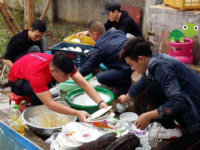 Bạn trẻ - Cuộc sống - Đàn ông rửa bát hậu đám cưới ở Thái Bình "gây bão" mạng