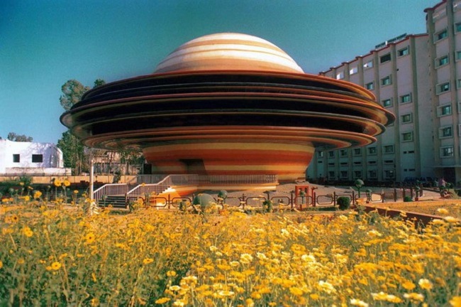 Cung thiên văn Indira Gandhi (Ấn Độ). Tòa nhà này mở cửa từ năm 1993, với thiết kế hình ảnh sao Thổ cùng nhiều vòng xoáy xung quanh.