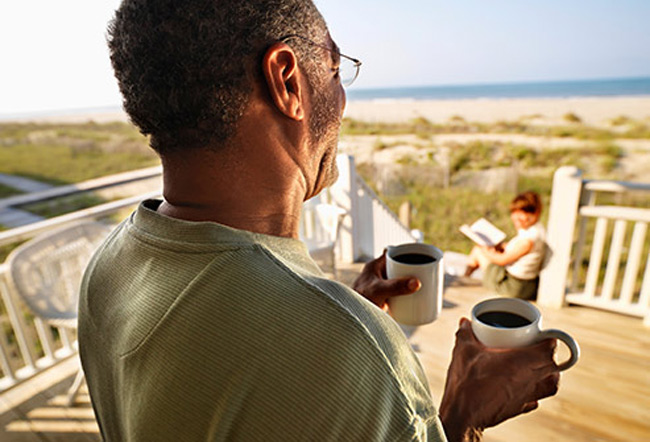 3. Cà phê: 1 tách cà phê buổi sáng không chỉ mang lại sự tỉnh táo mà còn giúp cho chuyện “chăn gối” được thăng hoa. Một nghiên cứu cho thấy, những người đàn ông uống 2-3 tách cà phê mỗi ngày sẽ ít bị rối loạn cương dương hơn. Đó là bởi vì caffeine giúp tăng lưu lượng máu.