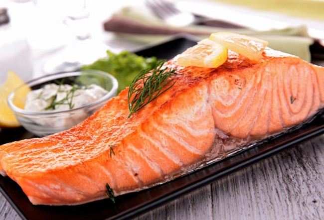 8. Cá: Cá hồi và các loại cá béo khác là nguồn axit béo omega-3 rất tốt cho tim, có thể tăng cường oxit nitric trong cơ thể. Chúng giúp hạ huyết áp, giảm nguy cơ đau tim và cục đông máu. Cá mòi, cá ngừ tươi và cá thu là những nguồn omega-3 tốt khác.