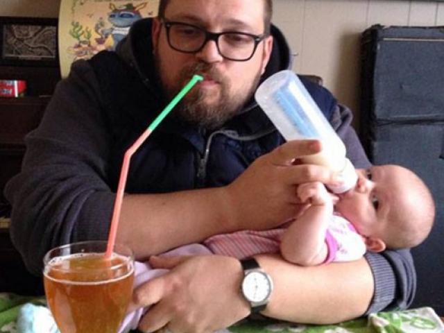 Bạn trẻ - Cuộc sống - Hết hồn với cách chăm con của những ông bố siêu lầy