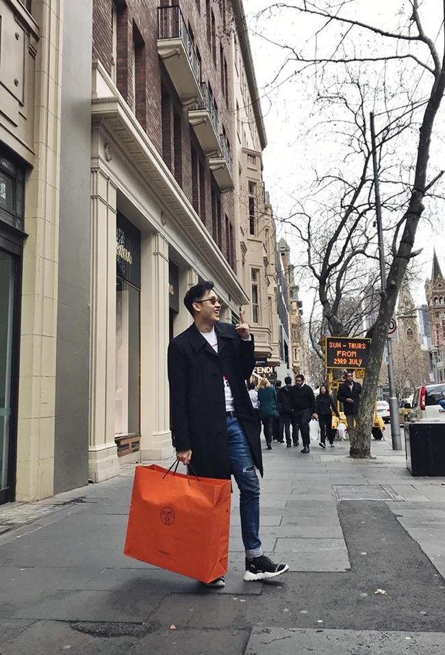 Mỗi lần đi du lịch nước ngoài, anh không quên &#34;tậu&#34; vài món đồ hàng hiệu xa xỉ cho mình và người thân.