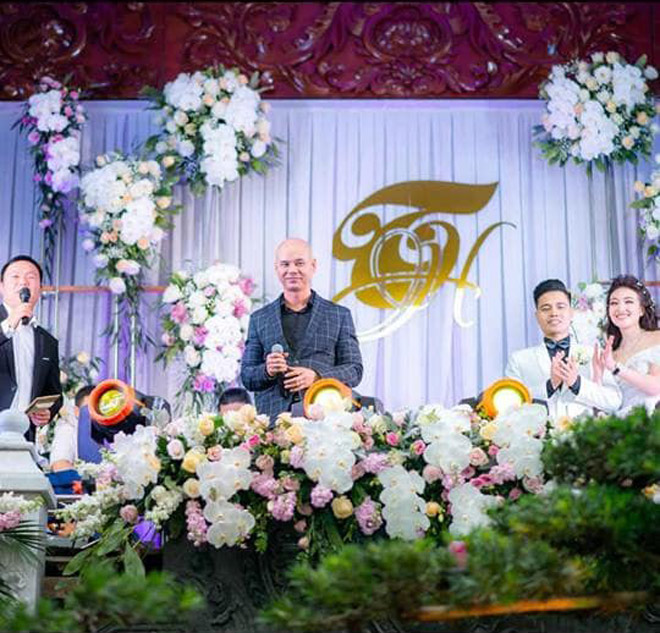 24h HOT: Nam ca sĩ hai lần hát trong đám cưới &#34;khủng&#34; 100 cây vàng ở Nam Định là ai? - 1