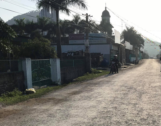 Bé 4 tuổi bị xe tải tông tử vong: Cổng trường mở trong giờ học - 1