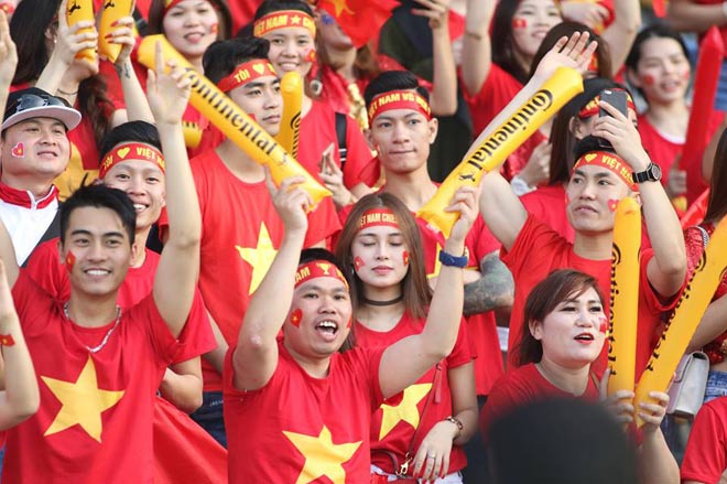 Trực tiếp từ sân Hazza, UAE: Fan Việt Nam hùng hậu gây sốt - 8