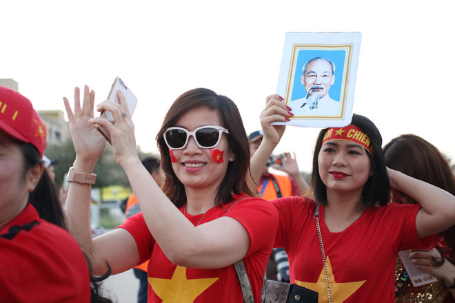 Trực tiếp từ sân Hazza, UAE: Fan Việt Nam hùng hậu gây sốt - 9