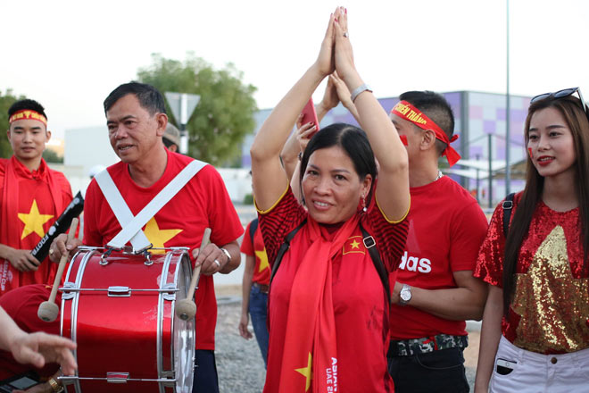 Trực tiếp từ sân Hazza, UAE: Fan Việt Nam hùng hậu gây sốt - 8