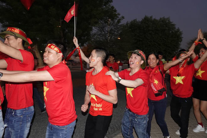 Trực tiếp từ sân Hazza, UAE: Fan Việt Nam hùng hậu gây sốt - 7