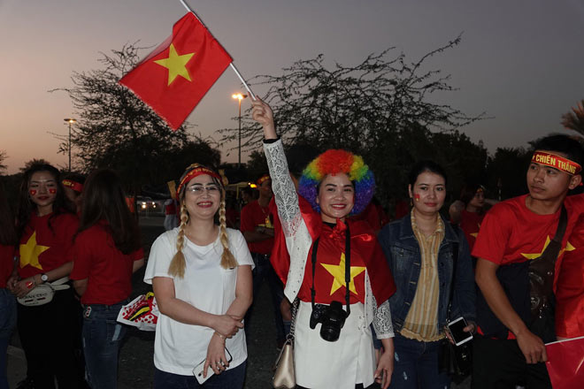 Trực tiếp từ sân Hazza, UAE: Fan Việt Nam hùng hậu gây sốt - 6