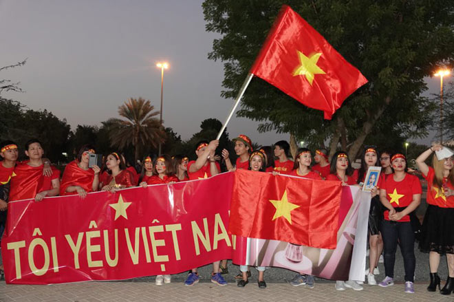 Trực tiếp từ sân Hazza, UAE: Fan Việt Nam hùng hậu gây sốt - 4
