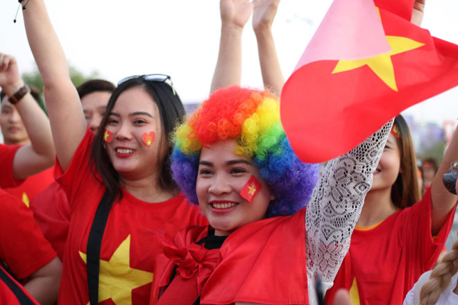 Trực tiếp từ sân Hazza, UAE: Fan Việt Nam hùng hậu gây sốt - 6