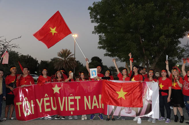 Trực tiếp từ sân Hazza, UAE: Fan Việt Nam hùng hậu gây sốt - 5