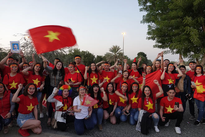 Trực tiếp từ sân Hazza, UAE: Fan Việt Nam hùng hậu gây sốt - 3