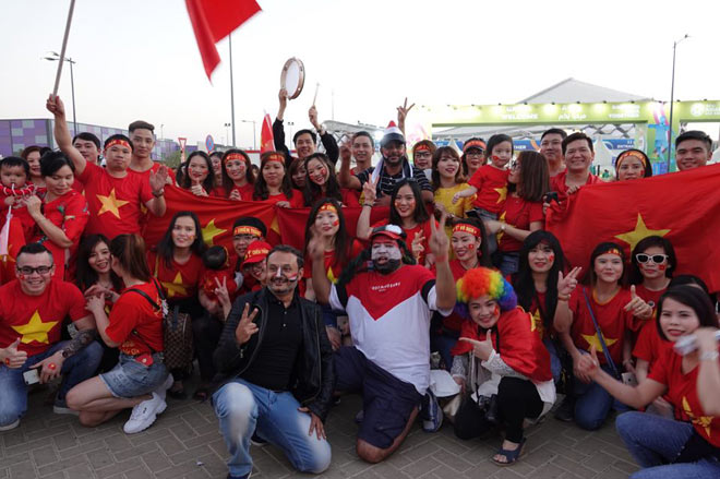 Trực tiếp từ sân Hazza, UAE: Fan Việt Nam hùng hậu gây sốt - 2