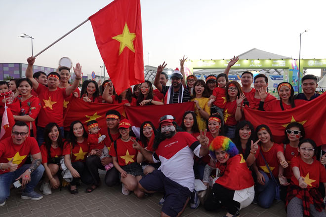 Trực tiếp từ sân Hazza, UAE: Fan Việt Nam hùng hậu gây sốt - 1