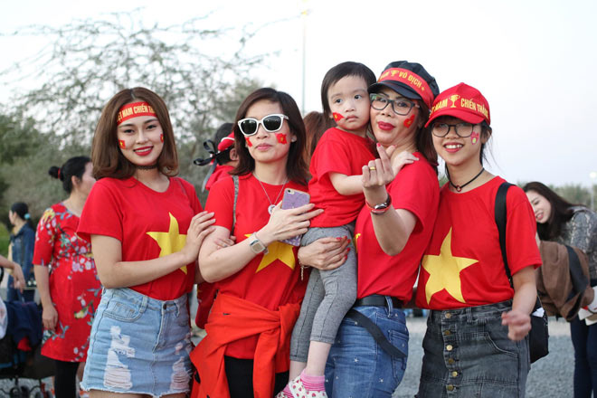 Trực tiếp từ sân Hazza, UAE: Fan Việt Nam hùng hậu gây sốt - 5