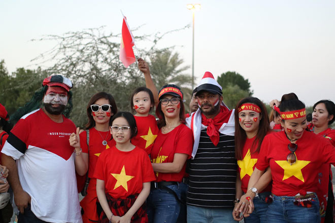 Trực tiếp từ sân Hazza, UAE: Fan Việt Nam hùng hậu gây sốt - 4