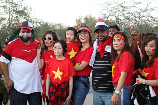 Trực tiếp từ sân Hazza, UAE: Fan Việt Nam hùng hậu gây sốt - 3