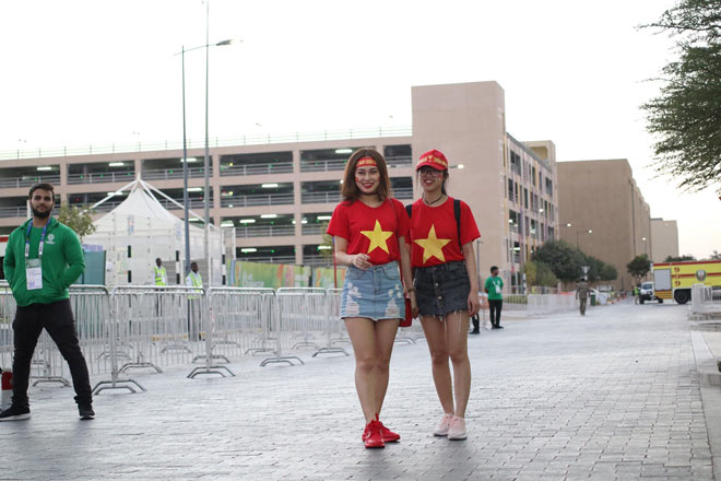 Trực tiếp từ sân Hazza, UAE: Fan Việt Nam hùng hậu gây sốt - 2