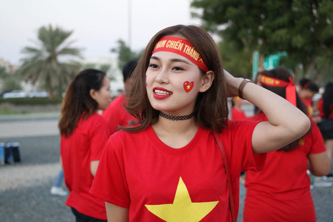 Trực tiếp từ sân Hazza, UAE: Fan Việt Nam hùng hậu gây sốt - 1