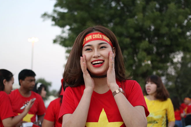 Trực tiếp từ sân Hazza, UAE: Fan Việt Nam hùng hậu gây sốt - 10