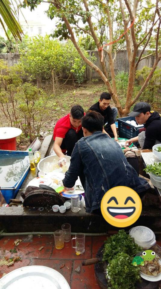 Đàn ông rửa bát hậu đám cưới ở Thái Bình "gây bão" mạng - 2