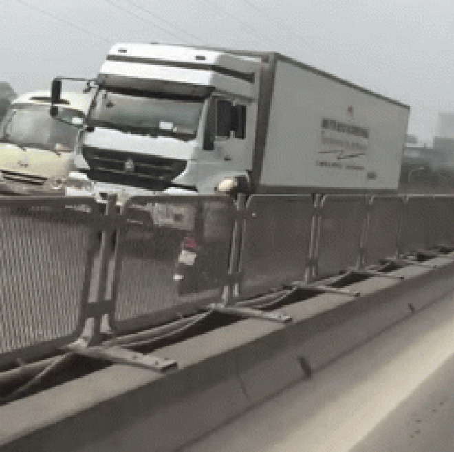 SỐC: Nữ lái xe ga chạy vun vút ở đường cấm trên cao - 1