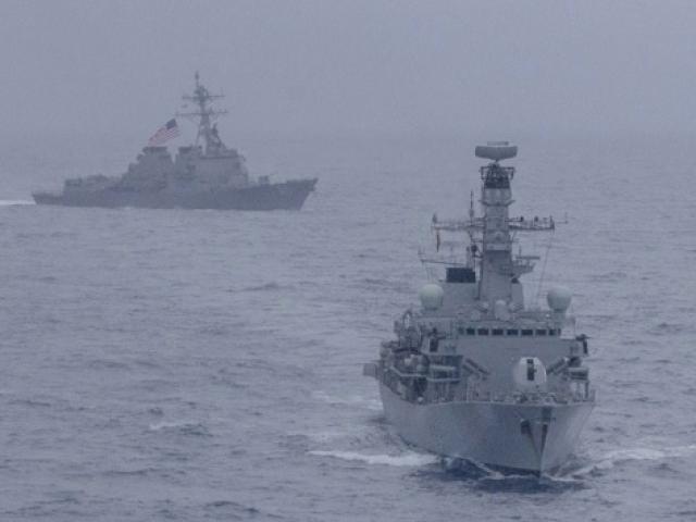Thế giới - Tàu chiến Mỹ và Anh lần đầu tập trận chung ở Biển Đông, thách thức TQ