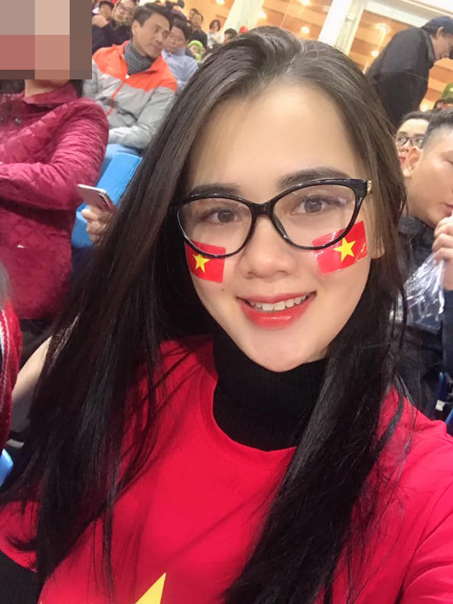 Cô vợ xinh như hoa của hậu vệ Quế Ngọc Hải (người ghi bàn thắng thứ 2 cho tuyển Việt Nam trong trận đấu với Yemen đêm 16/11) là Dương Thị Thùy Phương. 