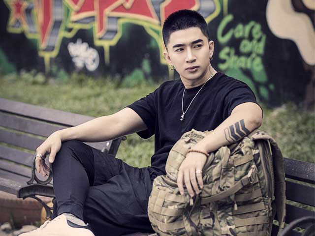 Giải trí - Chi Dân mua 40 đôi dép tổ ong để "lầy lội" trong MV Tết 400 triệu