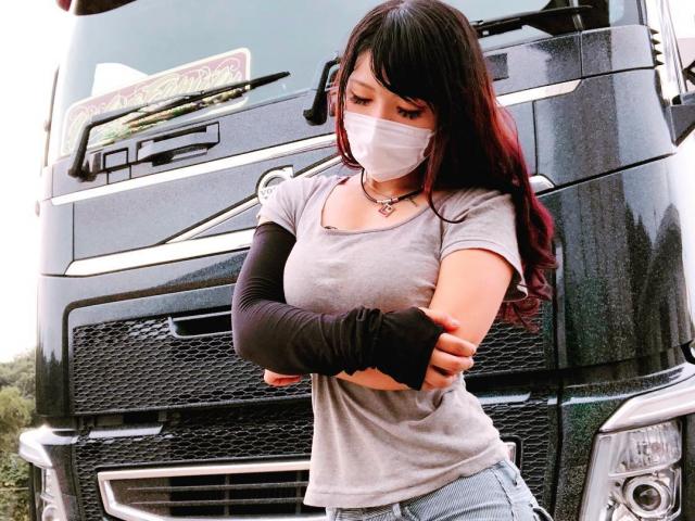Nữ tài xế xe tải Nhật Bản ”gây sốt” vì quá xinh đẹp