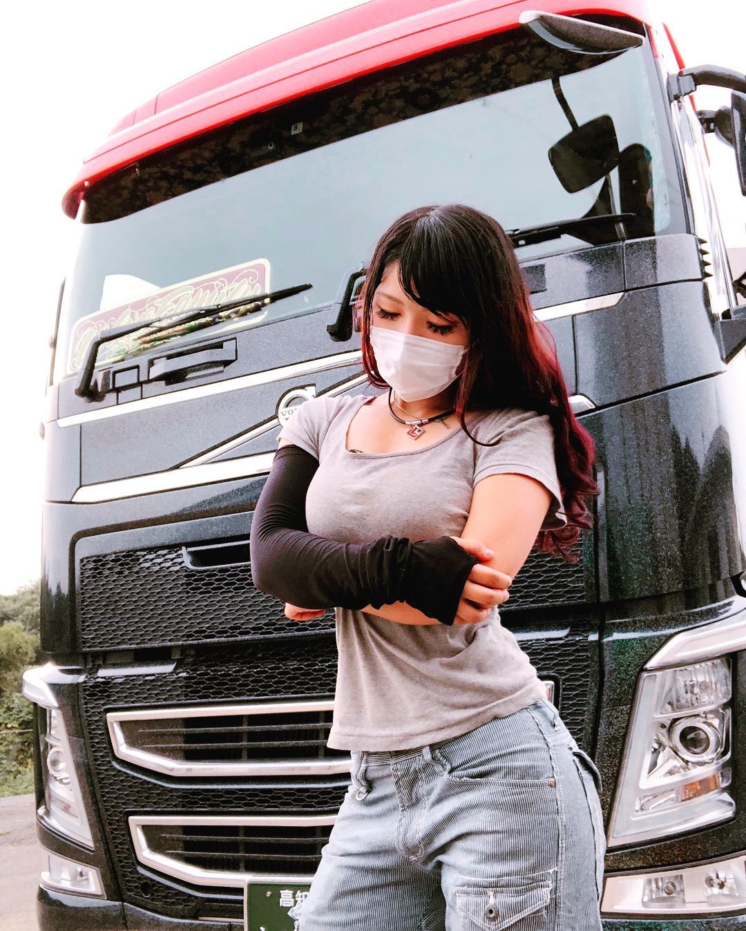 Nữ tài xế xe tải Nhật Bản &#34;gây sốt&#34; vì quá xinh đẹp - 1