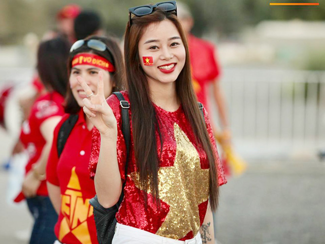 Nữ CĐV xinh đẹp sang tận UAE cổ vũ tuyển Việt Nam đấu Yemen - 1