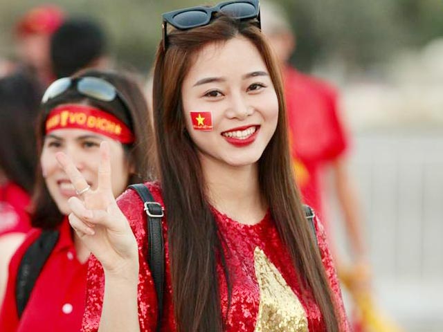 Bạn trẻ - Cuộc sống - Nữ CĐV xinh đẹp sang tận UAE cổ vũ tuyển Việt Nam đấu Yemen