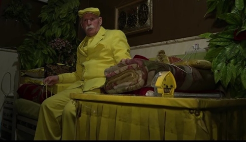 Người đàn ông 35 năm chỉ mặc màu vàng, bất chấp nguy hiểm - 4