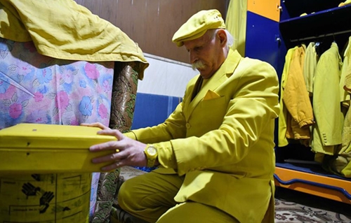 Người đàn ông 35 năm chỉ mặc màu vàng, bất chấp nguy hiểm - 3