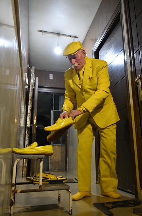 Người đàn ông 35 năm chỉ mặc màu vàng, bất chấp nguy hiểm - 5